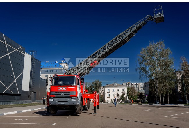 Автолестница АЛ-52(С35510) - автомобиль с высотой подъема 52 м, грузоподъемностью 2 т и максимальной рабочей нагрузкой 300 кг.   