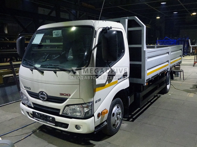 Бортовой автомобиль HINO 300 со стальным бортом