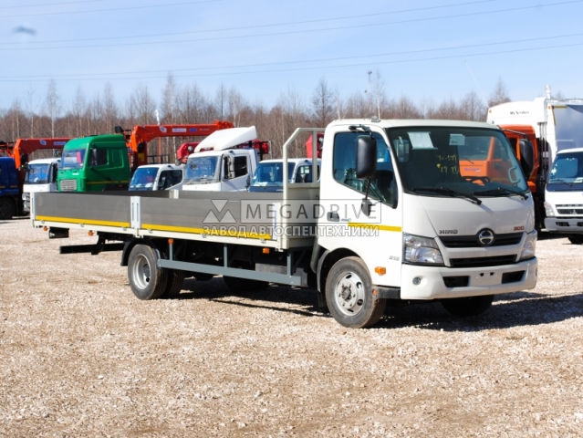 Бортовой автомобиль HINO 300