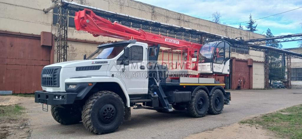 Автогидроподъемник ПСС-141.29Э на шасси УРАЛ NEXT 4320 (кабина оператора)